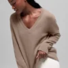 Woll-Kaschmir-Pullover „New Class“ mit V-Ausschnitt in Oversize-Passform – Chai Latte