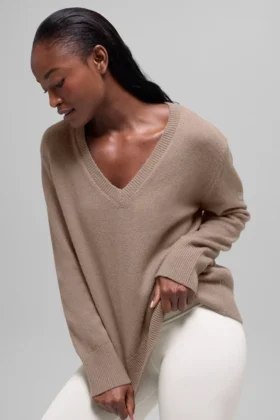 Woll-Kaschmir-Pullover „New Class“ mit V-Ausschnitt in Oversize-Passform – Chai Latte