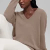 Woll-Kaschmir-Pullover „New Class“ mit V-Ausschnitt in Oversize-Passform – Chai Latte
