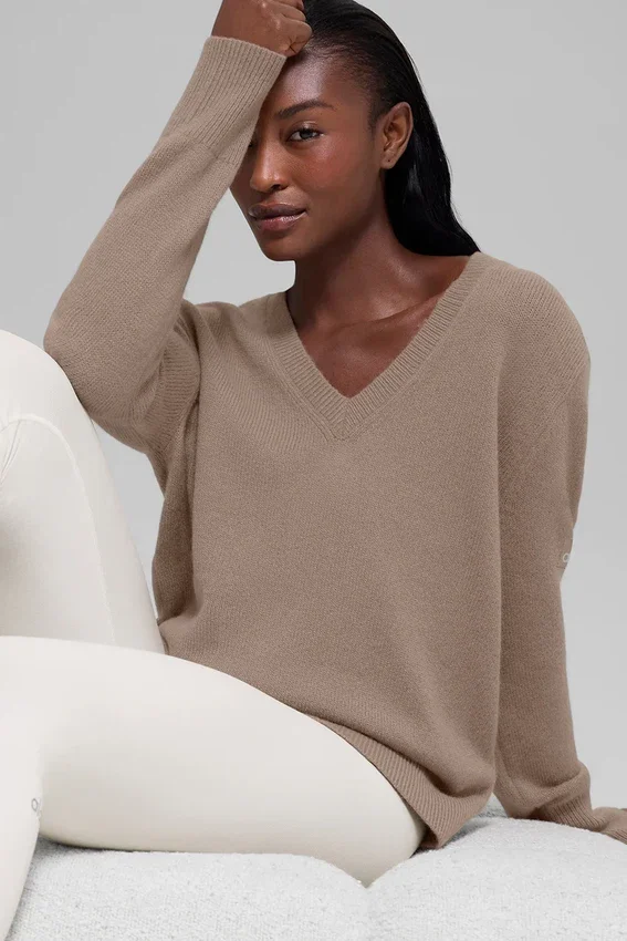 Woll-Kaschmir-Pullover „New Class“ mit V-Ausschnitt in Oversize-Passform – Chai Latte