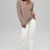 Woll-Kaschmir-Pullover „New Class“ mit V-Ausschnitt in Oversize-Passform – Chai Latte