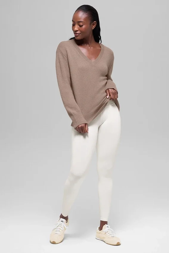 Woll-Kaschmir-Pullover „New Class“ mit V-Ausschnitt in Oversize-Passform – Chai Latte