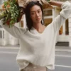 Woll-Kaschmir-Pullover „New Class“ mit V-Ausschnitt in Oversize-Passform – Elfenbein