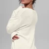 Woll-Kaschmir-Pullover „New Class“ mit V-Ausschnitt in Oversize-Passform – Elfenbein