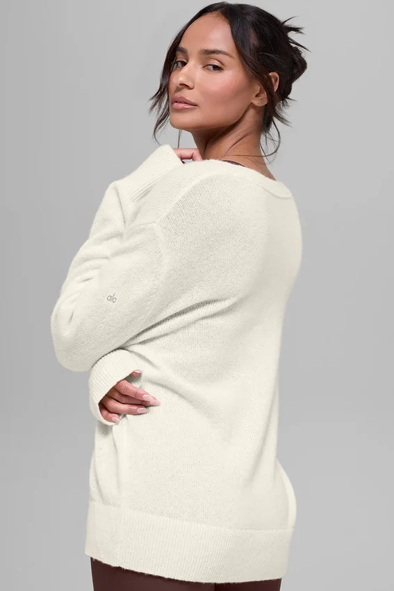 Woll-Kaschmir-Pullover „New Class“ mit V-Ausschnitt in Oversize-Passform – Elfenbein