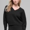 Woll-Kaschmir-Pullover „New Class“ mit V-Ausschnitt – kurz geschnitten – Schwarz