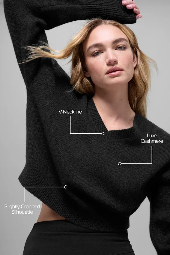 Woll-Kaschmir-Pullover „New Class“ mit V-Ausschnitt – kurz geschnitten – Schwarz