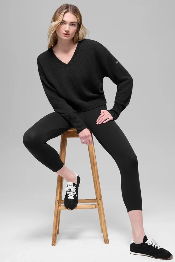 Woll-Kaschmir-Pullover „New Class“ mit V-Ausschnitt – kurz geschnitten – Schwarz