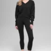Woll-Kaschmir-Pullover „New Class“ mit V-Ausschnitt – kurz geschnitten – Schwarz