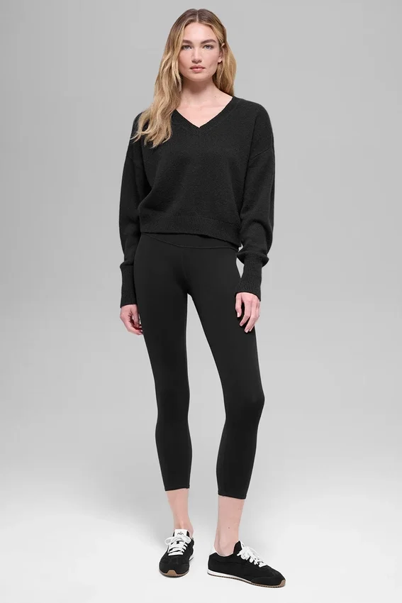 Woll-Kaschmir-Pullover „New Class“ mit V-Ausschnitt – kurz geschnitten – Schwarz